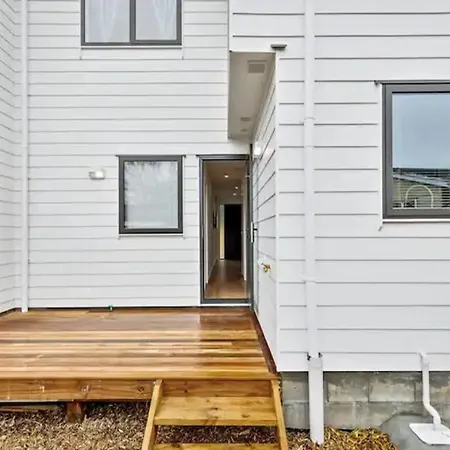 Stunning Three Bedroom Townhouse With Free Parking